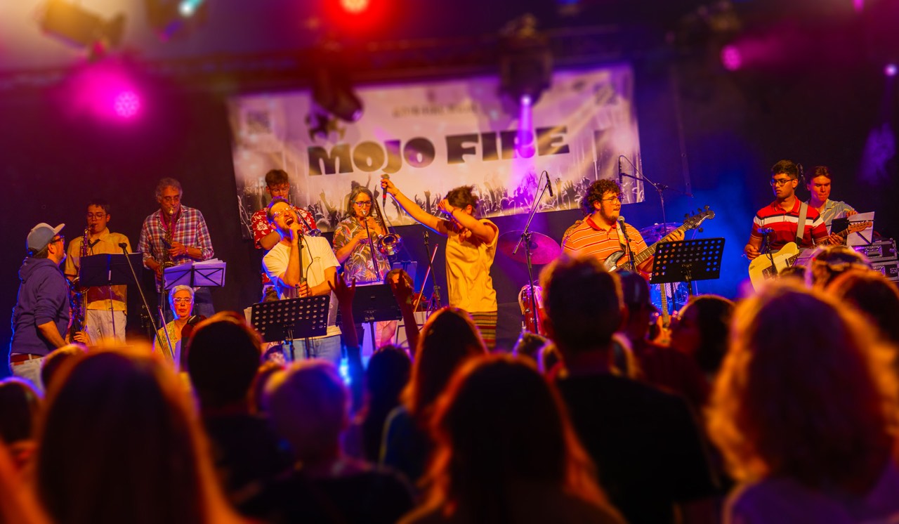 Mojo Fire mit Bläsern, Gesang und Rhythmusgruppe vor dem Publikum